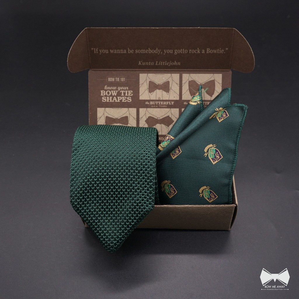 ภาพหน้าปกสินค้าเซ็ทเนคไทถักเขียวหัวเป็ด+ ผ้าเช็ดหน้าสูท-Dark Green Knitted Necktie+ Pocket square