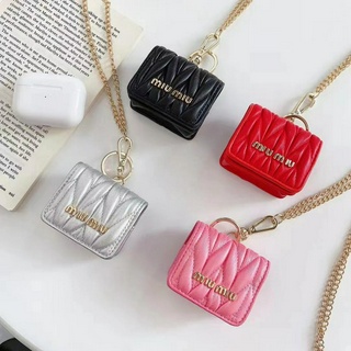 สินค้าพร้อมส่ง. Miumiu. แบรนด์แฟชั่น ปั๊มหนัง + โซ่โลหะ. ตัวยึดแม่เหล็ก บีบอัด ป้องกันการตก กันลื่น กล่องหูฟังบลูทูธ AirPods เคสหูฟังไร้สาย สําหรับ Apple Airpods 1 2 pro 3