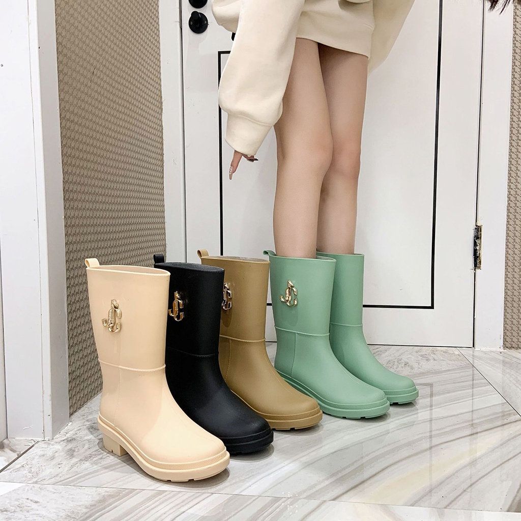 ภาพหน้าปกสินค้าใหม่สไตล์ผู้หญิงแฟชั่นรองเท้าฝนกลางท่อรองเท้าฝนพีวีซีรองเท้าน้ำผู้หญิงSD4143 จากร้าน kuike103.th บน Shopee
