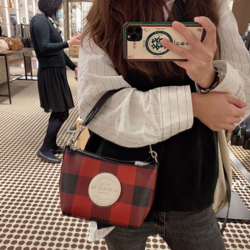 สด-ผ่อน-กระเป๋าสะพาย-แดงลายสก็ต-coach-c1551-dempsey-shoulder-bag-with-buffalo-plaid-print-and-coach-patch