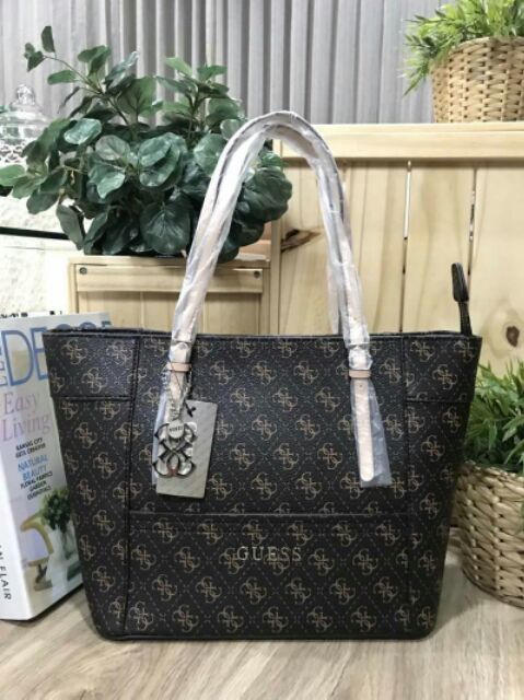 กระเป๋าสะพายทรง-tote-จากแบร์น-guess