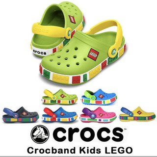 ภาพขนาดย่อของภาพหน้าปกสินค้ารองเท้าเด็ก Crocs band kids LEGO clog ประเภทรัดส้นแบบลำลอง วัสดุยาง ใส่ได้ทั้งผู้ชาย ผู้หญิง (สินค้าพร้อมจัดส่งจากไทย) จากร้าน khong_kaidee บน Shopee