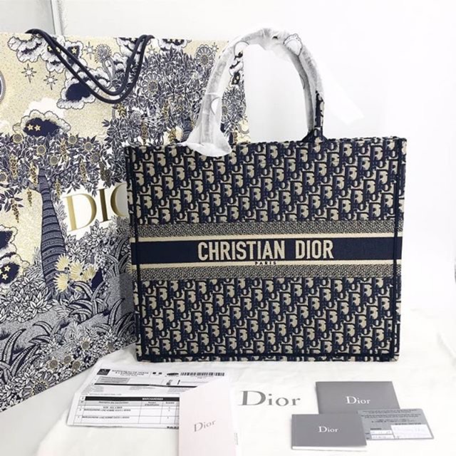 New! Dior Book tote oblique Size Classic ปี19 ไซต์ปกติ รุ่นฮิตมากกก ดาราเซเลปใช้หมดใส่ของได้เยอะ ลายนี้หายากมากๆค่ะ