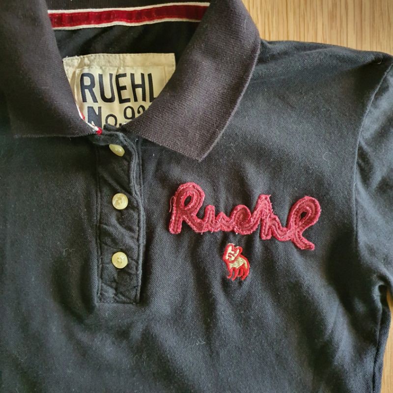 used-ruehl-เสื้อโปโล-สีดำ-ปักยี่ห้อตรงอกซ้าย-และปักลายด้านหลัง-ผ้านิ่ม-สภาพดี