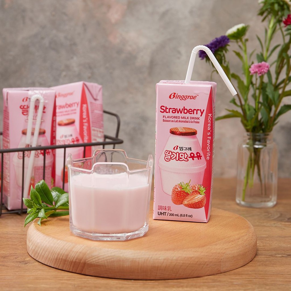 ภาพหน้าปกสินค้านมสตอเบอร์รี่เกาหลี  Binggrae Strawberry Flavor Milk 딸기맛 우 จากร้าน korean_food_market บน Shopee