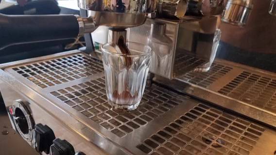 เมล็ดกาแฟ-alti-coffeeคั่วใหม่-อาราบิก้า-100-คั่วกลางผสมเข้ม-สูตร-premium-blend-หอม-นุ่ม-เข้มข้นไปในตัว-ขนาด-500-กรัม