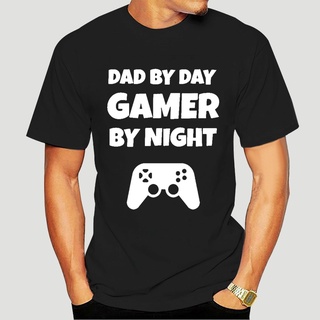[S-5XL] Gdf21a3 เสื้อยืดลําลอง ผ้าฝ้าย แขนสั้น พิมพ์ลาย Dad By Gamer By Night For Husband Dad Father สไตล์คลาสสิก สําหรั