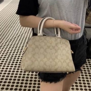 (ผ่อน0%) กระเป๋าสะพายข้าง COACH 91494 MINI LILLIE CARRYALL IN SIGNATURE CANVAS ลายซีสีครีม สายสีขาว ทรงถัง รุ่นใหม่