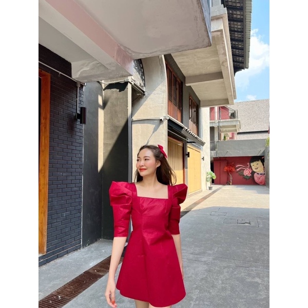 เดรสสั้นแขนตุ๊กตาไหล่ตั้งคอเหลี่ยมด้านหลังซิปหลัง-กระโปรงชายบานออก-ทรงสวยมาก