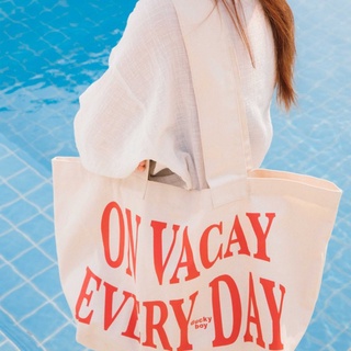 สินค้า DUCKYBOY XXL TOTE - ON VACAY EVERYDAY (IVORY-RED)