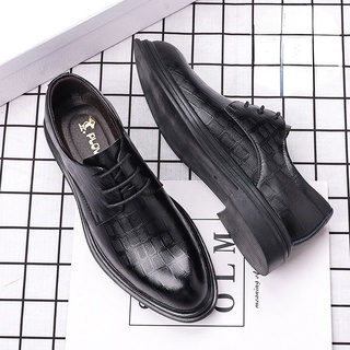 ภาพขนาดย่อของภาพหน้าปกสินค้ารองเท้าผู้ชาย รองเท้าทางการ รองเท้าทำงานผู้ชายหนังแท้ แบบผูกเชือก สีดำ จากร้าน puyelife บน Shopee