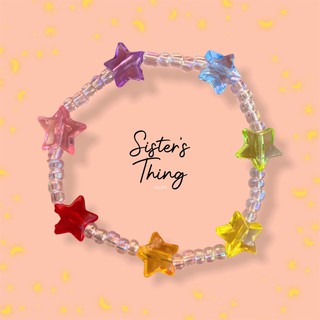 ภาพหน้าปกสินค้าSister’s Thing Studio 🌈 Holo Rainbow Star Bracelet กำไลลูกปัดดาวสายรุ้ง (ยืดได้) ซึ่งคุณอาจชอบราคาและรีวิวของสินค้านี้