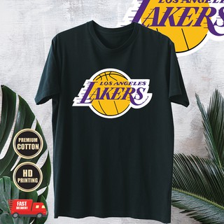 เสื้อยืดผ้าฝ้ายพิมพ์ลายMust Buy !!! NBA BASKETBALL LAKERS LOS ANGELES GRAPHIC Premium Cotton BLACK T-SHIRT 10