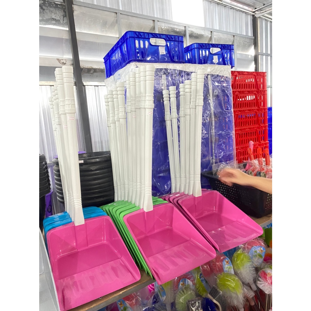 ที่ตักขยะแบบมีดามถือ ที่โกยขยะ ที่ตักขยะด้ามพลาสติก มี 3 สี | Shopee