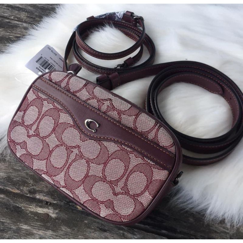สด-ผ่อน-คาดอก-coach-f38687-ivie-convertible-belt-bag-in-signature-jacquard-bq-raspberry