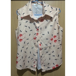 (ส่งต่อ) เสื้อเชิ้ตแขนกุด ลายเชอร์รี่