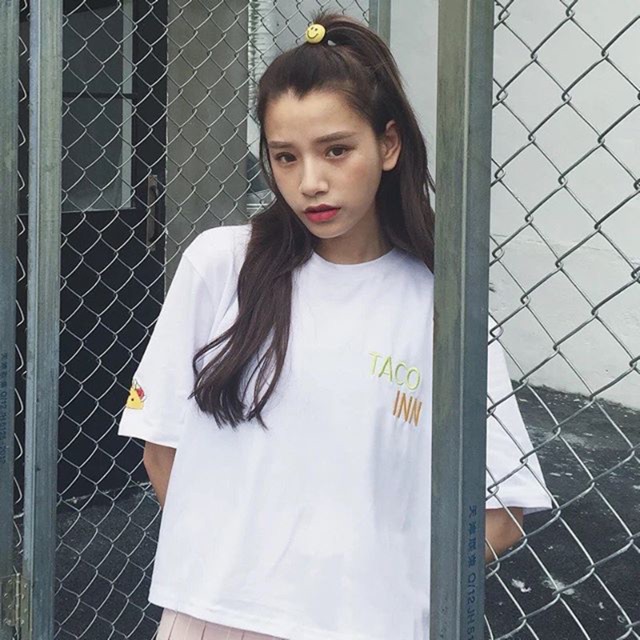 เสื้อยืดคอกลมสีแดง-สีขาว-สีน้ำเงินลาย-taco-inn