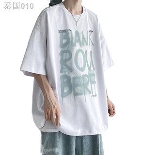 ✤เสื้อยืดแขนสั้นสไตล์ฮ่องกงชายฤดูร้อนเวอร์ชั่นเกาหลีของเทรนด์ตัวอักษรพิมพ์กราฟฟิตีเสื้อยืดคอกลมหลวมในครึ่งแขนด้านบน