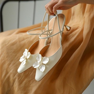 รองเท้าแตะส้นสูงปลายแหลม  ดอกไม้ประดับหัวเข็มขัด/รองเท้าหนังส้นสูงสีขาว  รองเท้าแฟชั่นสำหรับผู้หญิง