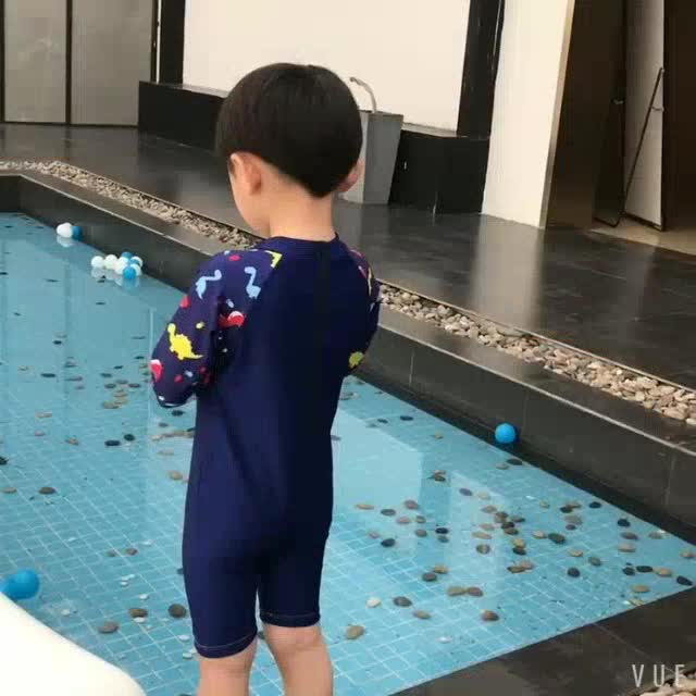 ชุดว่ายน้ำเด็กผู้ชาย-1-5-ขวบ-บอดี้สูทสีน้ำเงินเข้ม-ลายไดโนเสาร์-สดใส-หมวกกันแดด