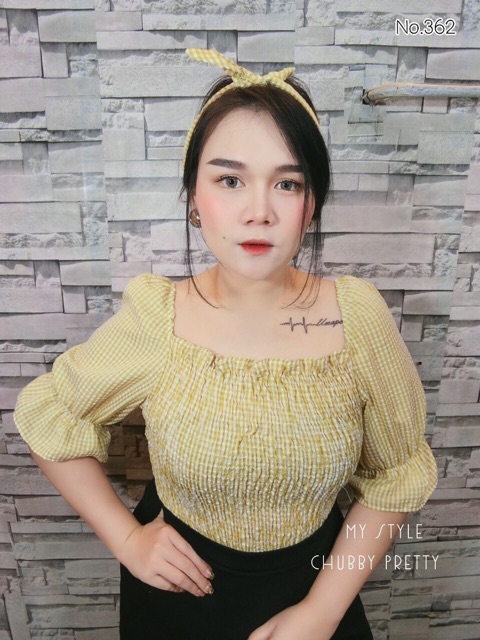 plus-size-36-46-เสื้อลายสก็อตย่น-คอเหลี่ยมแขนตุ๊กตาสม็อครอบตัว-โบว์ผูกผมเกร๋ๆ