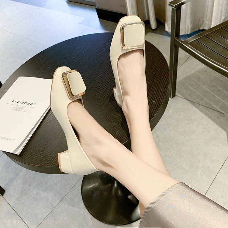 ภาพหน้าปกสินค้ารองเท้าผู้หญิงใหม่ 2021 รองเท้าแฟชั่นส้นแบนส้นหนาส้นสูงหัวแหลม จากร้าน lim881805 บน Shopee
