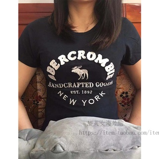 Abercrombie Fitch เสื้อยืดคอกลม แขนสั้น ผ้าฝ้าย พิมพ์ลายตัวอักษรกวาง สไตล์เดียวกัน สําหรับผู้ชาย และผู้หญิง