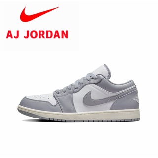 ภาพหน้าปกสินค้าAir Jordan 1 Low \"Stealth and White\" รองเท้าบาสเก็ตบอลย้อนยุค/พื้นรองเท้าชั้นกลางออกซิไดซ์สีออฟไวท์ ที่เกี่ยวข้อง