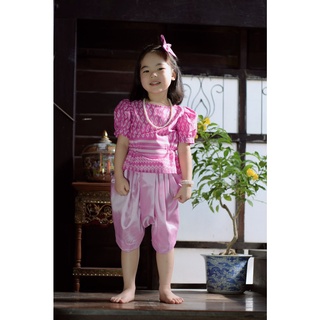ภาพหน้าปกสินค้าชุดไทยเด็กหญิงสีชมพู พร้อมกิ๊ปติดผม ซึ่งคุณอาจชอบราคาและรีวิวของสินค้านี้