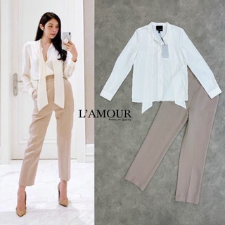 L’AMOUR: เสื้อแขนยาวสีขาวแต่งผ้ายาวไล่มาจากปกเสื้อ มากับกางเกงสีนู้ด