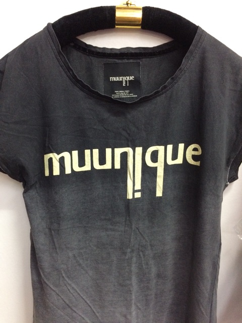 เสื้อยืด-muunique-สีดำทูโทน