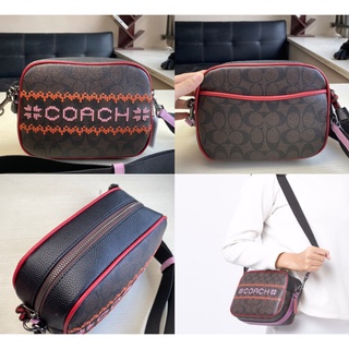 Coach C1541 กระเป๋ากล้อง Dempsey ในผ้าใบลายเซ็นพร้อมกราฟิก Fair Isle ผู้หญิงผู้ชาย Crossbody Sling Messenger Beg