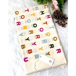 (ผ่อน0%) ผ้าพันคอ  TORY BURCH Tory text print scarf 58479 สีครีม ลายตัวอักษร ผ้ายาว สี่เหลี่ยมผืนผ้า