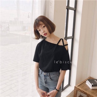 เสื้อยืดแขนสั้นโชว์ไหล่สายไว้