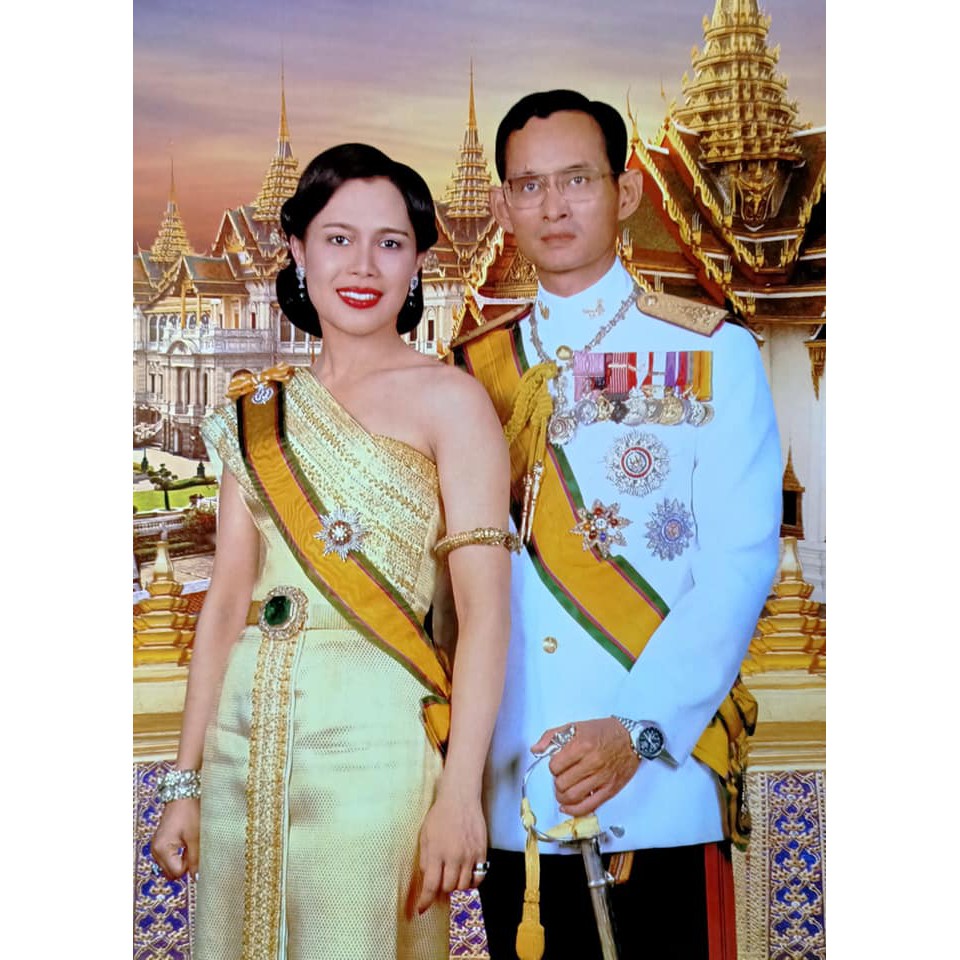 รูปภาพในหลวงรัชกาล9พระราชินี-บูชา-เสริมฮวงจุ้ย-ภาพแต่งบ้าน-รูปภาพติดผนัง-ขนาดภาพ-15x21นิ้ว-หรือ-38cm-x-54-cm