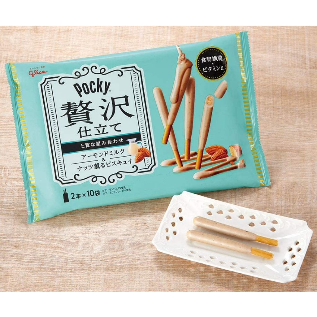 glico-pocky-บิสกิตแท่ง-กูลิโกะ-ป๊อกกี้-ลักชัวเรียส-อัลมอนด์-มิลค์-ทำจากแป้งสาลี-นมผง-อัลมอนด์-และนมผงอัลมอนด์-ชุดละ-4-ถุ