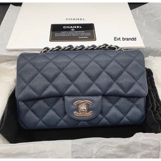 Used like very newww chanel mini 8 HL26