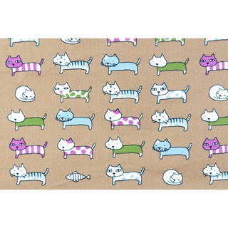 [SALE] 45x55 ซม. ผ้าเมตร ผ้าคอตตอน ผ้าฝ้ายแท้ 100% ลายแมวตัวยาวน่ารัก หลากสีบนพื้นสีน้ำตาล [PFQ543]