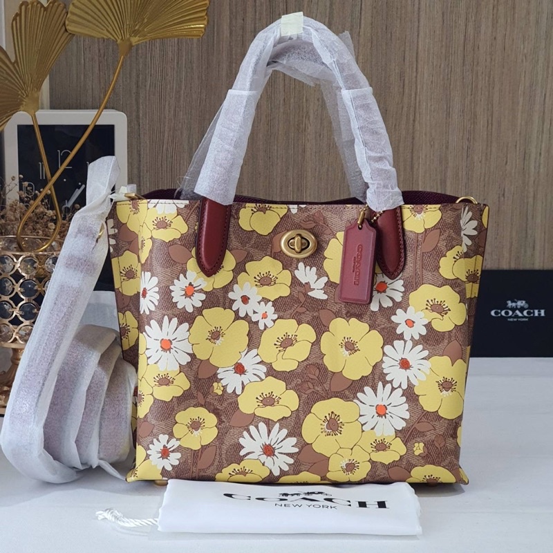 สด-ผ่อน-กระเป๋า-9-5-นิ้ว-น้ำตาลลายดอก-งาน-shop-c9721-willow-tote-24-in-signature-canvas-with-floral-print