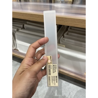 MUJI - กล่องใส่แปรงสีฟัน มูจิ  มีรูระบายอากาศ