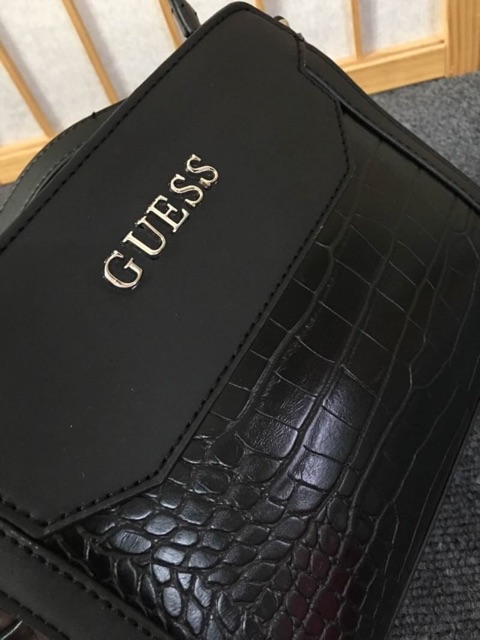 กระเป๋าสะพายรุ่นใหม่ล่าสุดจาก-guess