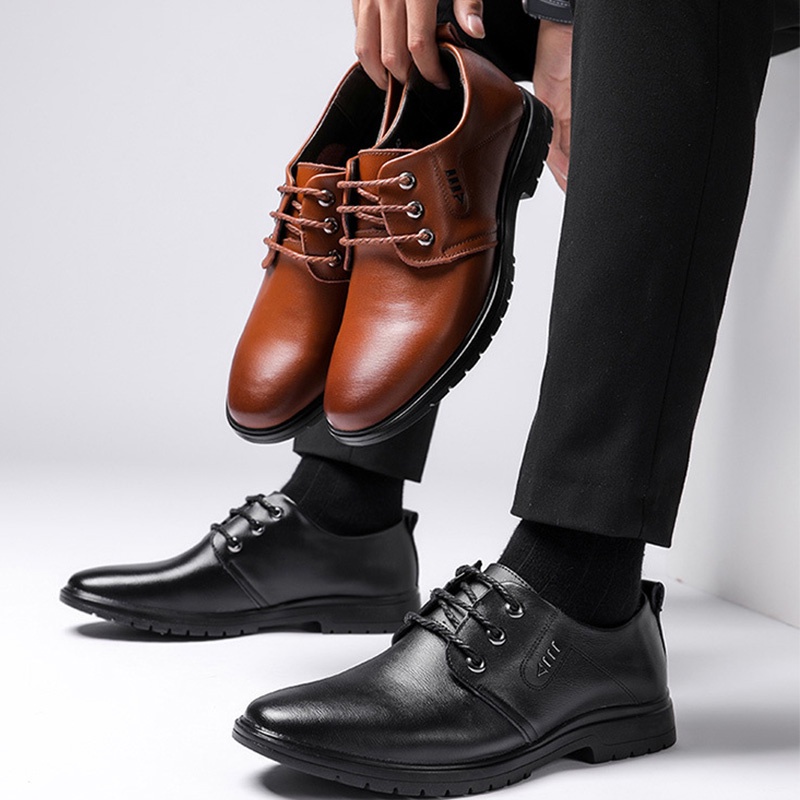 ภาพหน้าปกสินค้าMVP รองเท้าหนัง ผู้ชายรองเท้าหนังลำลองธุรกิจรองเท้าผู้ชายน้ำหนักเบากันน้ำ รองเท้าหนังสีน้ำตาล
