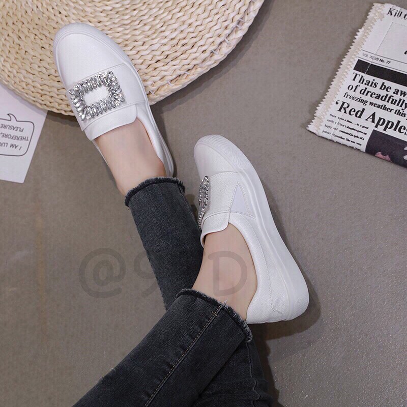 slip-on-roger-vivier-รองเท้าผ้าใบหนังสลิปออน-สีขาว-มีเพชร-d620320