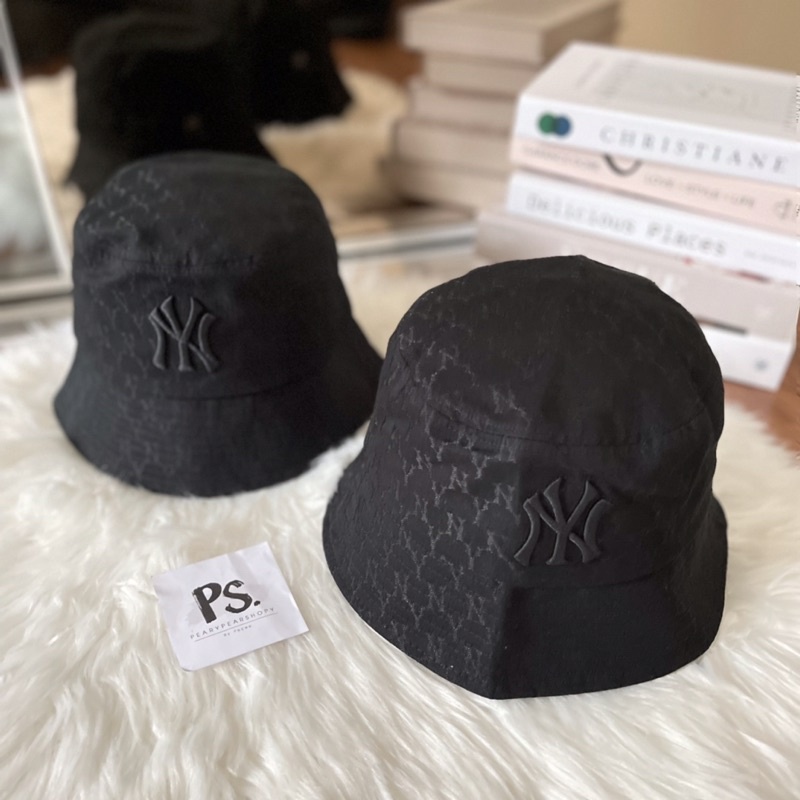 ภาพหน้าปกสินค้าMLB แท้ พร้อมส่ง หมวก MLB Monogram Jacquard Bucket Hat NY หมวกปีก หมวก บัคเกต สีดำ logo ny สีดำ