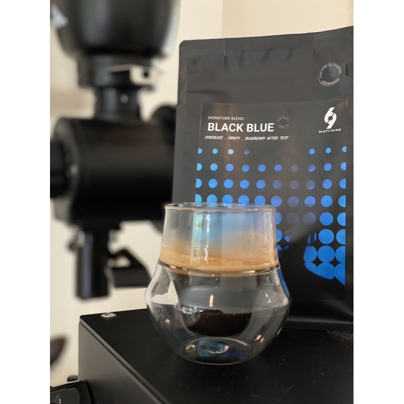 เมล็ดกาเเฟ-blackblue-signature-blend-ตัวล่าสุด-medium-roast-ตัวนี้มีความเป็นช็อคโกเเลตบูลเบอร์รี่-เเนะนำผสมนมอร่อยมาก