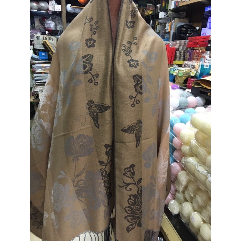 ภาพหน้าปกสินค้าผ้าพันคอ ผ้าคลุมไหล่ ผ้าพันคอผ้าคลุมไหล่ ผ้าลายไทย (มี 20 ลาย)ให้เลือก กันหนาว จากร้าน thaigift บน Shopee