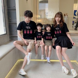 ภาพหน้าปกสินค้าเสื้อยืดลําลองสําหรับผู้ชายผู้หญิงแขนสั้นคอกลมลาย Family Tee สีดํา ที่เกี่ยวข้อง