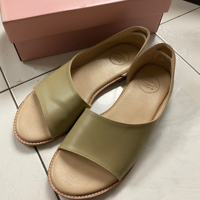รองเท้า มือสอง wanderlust shoes รุ่น Timeless gamour ไซส์ 38 ของแท้ สี olive Shopee Thailand