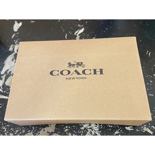 ภาพหน้าปกสินค้าพร้อมส่ง แท้ 🇺🇸💯% New Coach กล่องกระดาษ coach outlet แท้ 100% ซึ่งคุณอาจชอบราคาและรีวิวของสินค้านี้