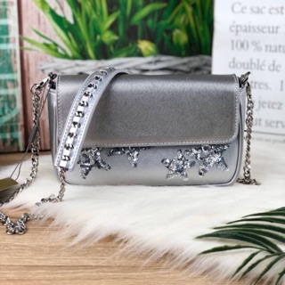 PEDRO EMBELLISHED FLAP SHOULDER BAG กระเป๋าสะพายสายโซ่ยาวมีหนังรองบ่า สีเงิน